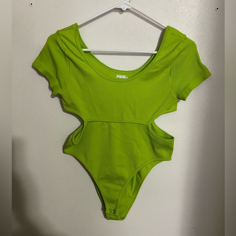 PINK DOT Ribbed Short Sleeve Body Suit with Side‎ Cut Outs Lime Green Wms Sz Lg